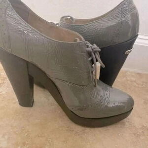 - Michael Kors Women's Gray Wrinkle patent Platform Oxford Heels Size 7